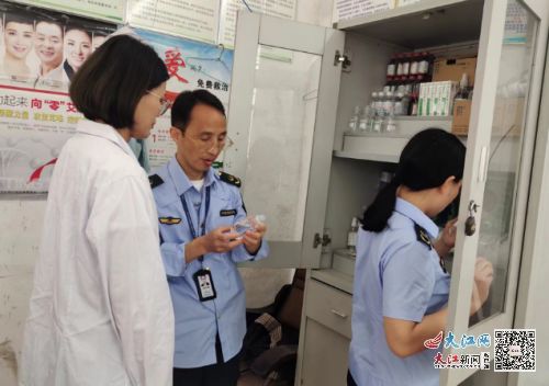 护航高考 崇仁县市场监管局开展食品药品安全监督检查 图